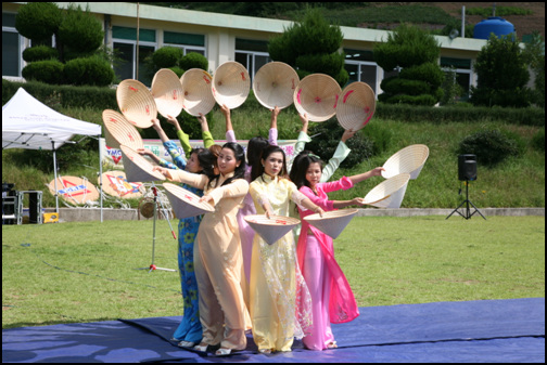 외국인노동자와 다문화가족을 위한 축제에서 민속춤을 추는 결혼이주민 여성들 
