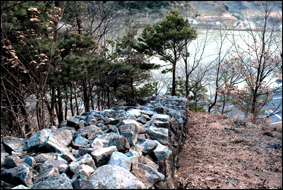 막돌로 쌓은 석주관성은 성이라기 보다는 방어벽과 같은 형태이다