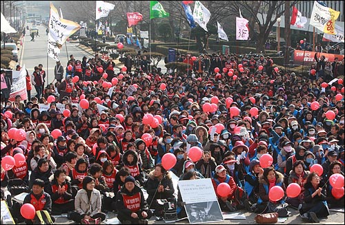 고려대와 연세대, 이화여대 청소ㆍ경비 노동자들이 8일 오후 서울 서대문구 연세대 본관 앞에서 '파업 승리 결의대회'를 열어 생활임금(시급 5천180원) 보장과 처우 개선을 요구하며 구호를 외치고 있다.