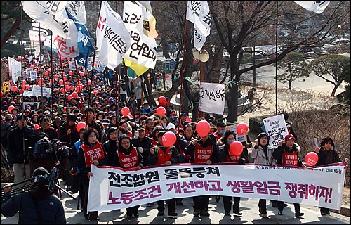 고려대와 연세대, 이화여대 청소ㆍ경비 노동자들이 8일 오후 서울 서대문구 연세대에서 '파업 승리 결의대회'를 열어 생활임금(시급 5천180원) 보장과 처우 개선을 요구하며 교내 행진을 벌이고 있다.
