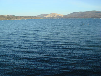 　　후지산 북동 쪽 야마나시켄(山梨？)에 있는 야마나카코(山中湖) 호수입니다. 호수 수면 높이가 해발 982 미터로 후지고코(富士五湖) 호수 가운데 가장 높은 곳에 있습니다.