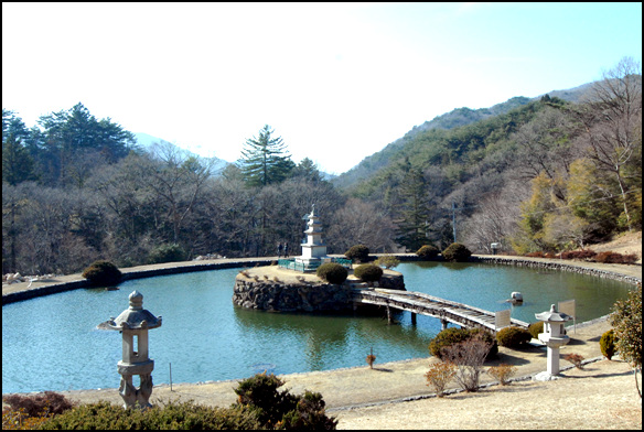 태안사 입구 연못 가운데 서 있는 전남 문화재자료 제170호인 삼층석탑