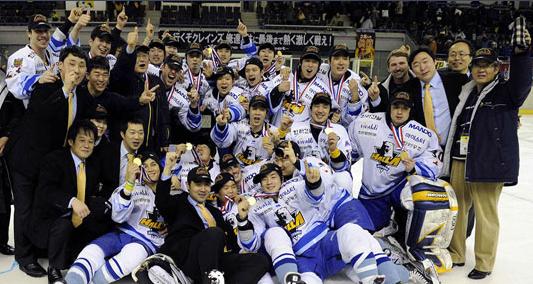 가자! 챔피언 2연패를 향해! 2009-2010 아시아리그 챔피언 안양 한라. 한국팀으로는 사상 처음으로 우승을 차지하며 한국 아이스하키 역사에 한 획을 그은 이들은 이번에도 챔피언 2연패 달성에 도전장을 내놓았다. 