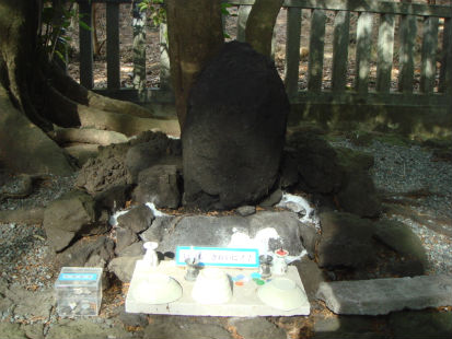 　　야마미야센겐진자(山宮淺間神社). 후지산 산신 신앙의 모태가 되는 곳입니다. 아무런 건물이나 표시가 없고 자그마한 선돌과 나무가 전부입니다. 역사적인 기록에 의해서 이곳에서 후지산신을 섬겨온 지 1900 년이 되었다고 합니다. 