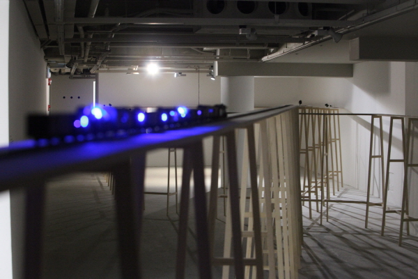 LED 발광 다이오드에서 점멸하는 1에서 9까지의 숫자로 인생의 순환과 삶의 빠르기를 상징하는 미디어 설치작가 다츠오 미야지마의 <Time Train>전(展)이 꼼데가르송 한남 Six 갤러리에서 전시되고 있다.