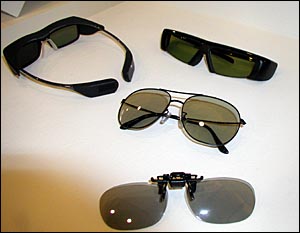 3D TV에 사용되는 셔터 안경(위쪽 2개)과 편광 안경(아래쪽 2개). 