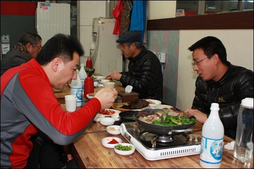 이곳 단골인 오진인(좌 39세)씨가 친구와 함게 수육을 먹고 있다.