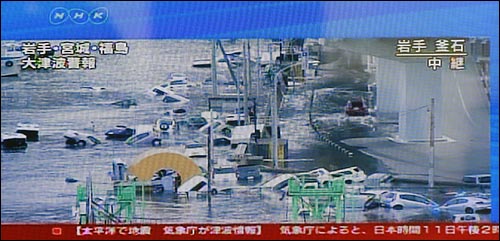11일 오후 일본 동북부 미야기현에서 발생한 강진과 쓰나미로 인해 수십대의 승용차가 뒤엉켜 떠내려가고 있다.