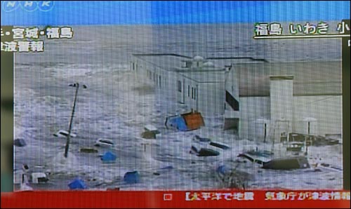 11일 오후 일본 동북부 미야기현에서 발생한 강진과 쓰나미로 인해 바닷물이 육지로 넘쳐들어오고 있다.