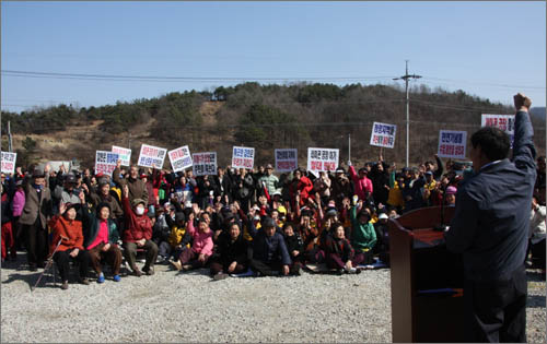 11일 오후 대전 서구 우명동 및 인근 지역 주민들이 갑천 상류 레미콘 공장 설립을 반대하는 대책위원회 발대식을 열고 있다.