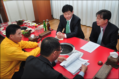  민주당 백두현, 진보신당 허윤영, 민주노동당 이병하, 국민참여당 이봉수 경남도당 위원장들은 11일 점심 때 김해의 한 식당에서 만나 4.27 김해을 국회의원 보궐선거 야권 후보 단일화에 대해 논의했다.