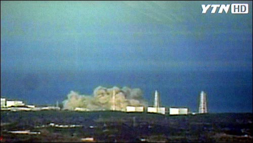 2011년 3월 11일 일본 후쿠시마 원자력발전호 1호기에 화재가 발생해 폭발하고 있는 모습.