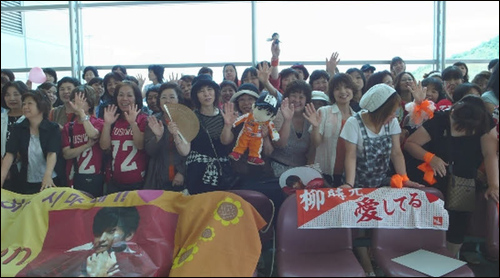 2008년 히로시마국제공항에서 출국하는 류시원씨를 환송하기 위해 공항에 나온 일본의 아줌마 팬들.

