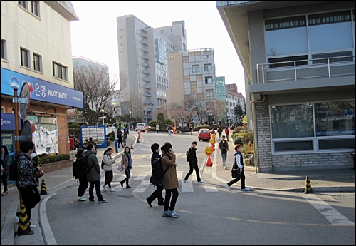 지난 11일 오후 서울 흑석동 중앙대학교 학생회관 앞을 오가는 학생들.
