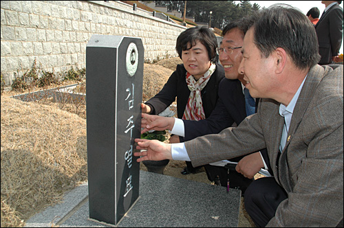  손석형, 석영철, 이종엽 경남도의원이 14일 오전 창원 소재 국립3.15민주묘지 안에 있는 고 김주열 열사 묘역을 참배한 뒤 비석을 살펴보고 있다.