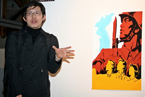  ‘영웅들의 섬 프로젝트-월미도 2011’을 설명하고 있는 김태은 작가. 