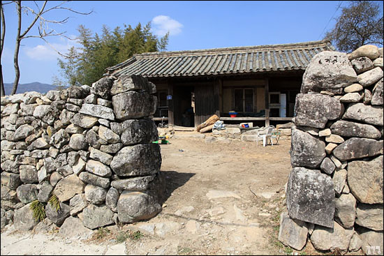  시인이 산다는 이 집은 대문이 없어 바람마저 자유로이 드나든다.