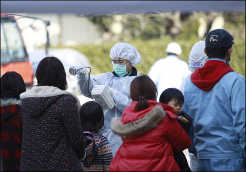  지난 13일 일본 후쿠시마현 고리야마시에서 제1원자력발전소 폭발현장 인근서 대피한 이들이 방사선 노출 여부를 검사받고 있다. 