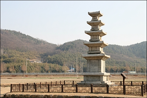 보물 제506호로 지정된 고려시대 담양읍오층석탑(潭陽邑五層石塔), 높이 7m