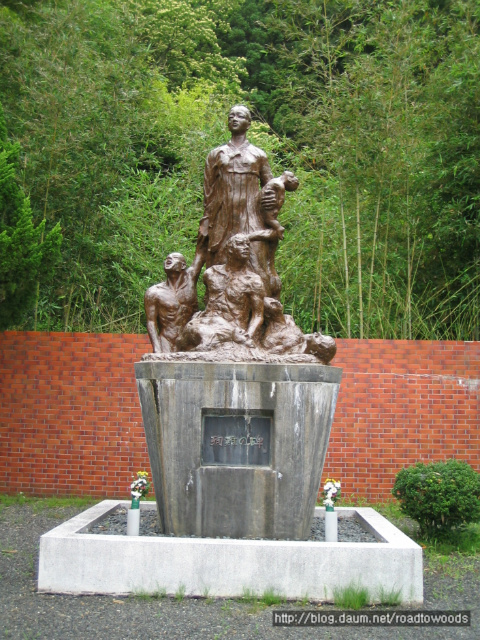 마에즈루 항에서 침몰한 우키시마호 희생자들을 기리기 위해 세워진 동상
