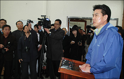   한나라당 김태호 전 경상남도지사가 15일 김해시청 브리핑룸에서 기자회견을 열고 4월 27일 김해을 국회의원 보궐선거 출마를 선언했다.