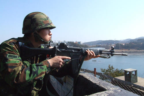 해안경계 근무에 투입된 윤재성 일병 해안초소 경계근무에 투입돼 전방을 주시하는 윤 일병. 다음달이면 군 입대 후 첫 정기휴가를 받아 멕시코에 있는 부모님을 찾아뵐 예정이라고...