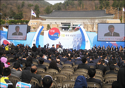 국가기념일로 지정된 뒤 처음으로 3.15의거 51주년 기념식이 15일 오전 창원 소재 국립 3.15민주묘지에서 열렸다. 사진은 김황식 국무총리가 기념사를 하는 모습.