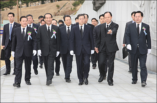 국가보훈처는 15일 오전 창원 마산회원구 소재 국립 3.15민주묘지에서 "제51주년 3·15의거 기념식"을 거행했다. 사진은 김황식 국무총리가 묘지를 둘러보는 모습.