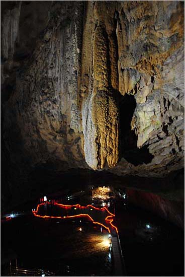 환선굴, '도깨비방망이'이라는 이름이 붙은 거대종유석이 동굴 천장에 매달려 있다. 아래는 한반도 모양은 인위적으로 조성해 놓은 동굴 광장. 