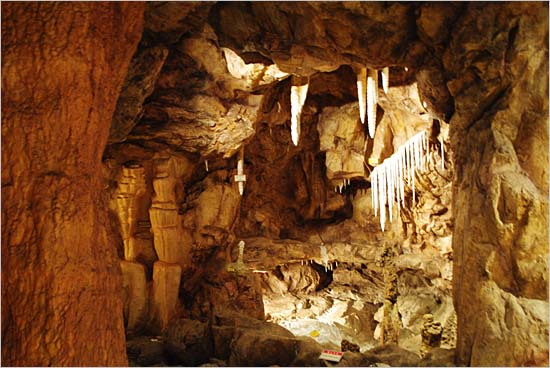 동굴탐험관 내부 모습. 석회암 동굴 모형.