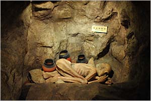 동굴탐험관 전시물 일부, '동굴 미이라' 모형.