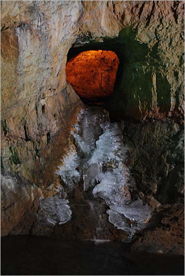 환선굴 제1폭포. 동굴 내부 벽에 뚫린 구멍으로 물이 콸콸콸 쏟아지고 있다.