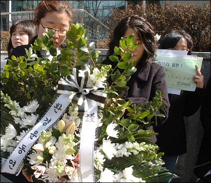  환경연합 회원과 활동가들이 15일 오후 일본대사관 앞에 모여 후쿠시마 지진해일 및 원전폭발사고로 인해 희생된 사람들을 추모하는 마음을 전달했다. 