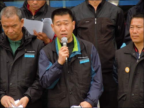  김동국 화물연대 전남지부장이 "여수시가 2008년부터 추진해 온 휴게소 건립을 며칠 전에 알게 되었다"고 여수시에 강한 불만을 토로하고 있다.