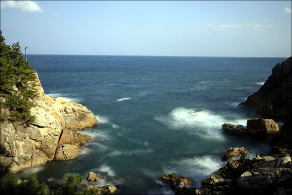 동해바다 하조대 근처의 바다, 바람이 거세게 불었다.