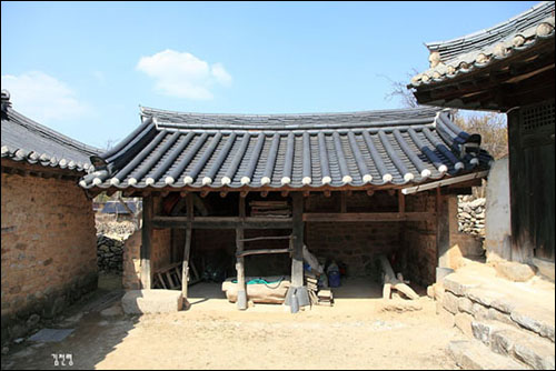  마구간채에는 디딜방아와 구유 등 예전의 흔적들이 그대로 남아 있다.