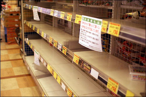 일본 지바현의 한 슈퍼 모습. 지진 사태 이후 대부분의 식료품이 바닥나 있다.