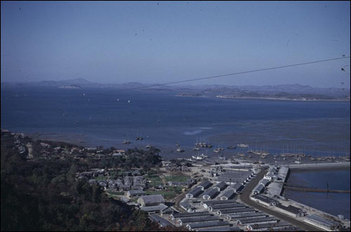 1948년 월미도. 폭격 전 월미도. 해변의 열지어선 건물이 미군 막사. 산쪽으로 붙은 작은 집들이 월미도 원주민 지역. 미군은 해방 후 부터 월미도에 막사를 짓고 살았으며 월미도 주민들과 교류가 있었고 이곳지리도 익숙했다. 월미도 폭격 시 미군막사는 한 채도 손상되지 않았다. 