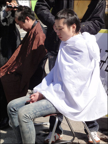 김준한 총학생회장(왼쪽)과 김윤영 사회대 회장(오른쪽)의 머리카락이 잘려나가고 있다. 