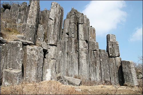 돌기둥이 하늘로 선 입석대. 무등산의 서석대와 입석대는 오각 또는 육각형의 깎아지른 돌기둥이 신비로운 절경을 이루어 천연기념물 제465호로 지정하여 보호 관리하고 있다.