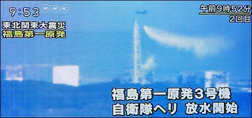 17일 오전 일본 후쿠시마 1원전 3, 4호기에 자위대 헬기가 물을 투하하고 있다.