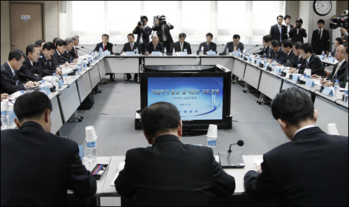 2008년 3월 국토해양부 청와대 업무보고. 당시 이명박 대통령은 "김포공항 활용도를 높이라"고 지시했다