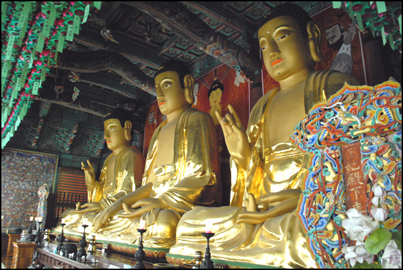 대웅전에는 석가여래부처님을 주불로 모시고, 우측에 아미타부처님, 좌측에 약사 부처님을 각각 흙으로 빚어 만든 소조로 모셨다. 소조삼불좌상 및 복장유물은 보물 제1274호로 지정이 되어있다