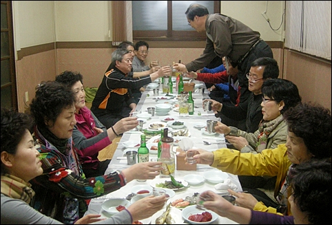   일정을 마치고 째보선창 유락식당에서 저녁을 먹으며 소중한 만남을 자축하는 모습.

