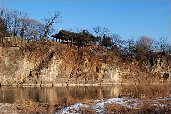  삼척 시내를 흐르는 오십천. 절벽 위의 누각은 보물 213호인 '죽서루'.