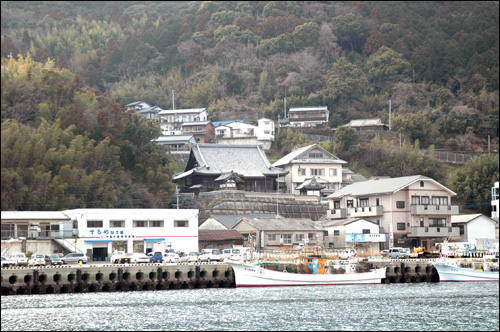 대마도 이즈하라 항 입구에 있는 마을 풍경.