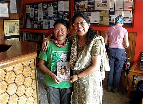 박준상씨는 네팔 쓰리시스터즈에서 가이드인 니르말라(왼쪽)씨에게 김이경씨의 책 <희망을 찾아 떠나다>를 전달했다.