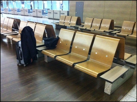 세계 220개 공항을 소개한 '공항에서 잠자기'라는 인터넷 사이트에서 2006년에 황금베개상을 받은 인천공항의 팔걸이 없는 의자.