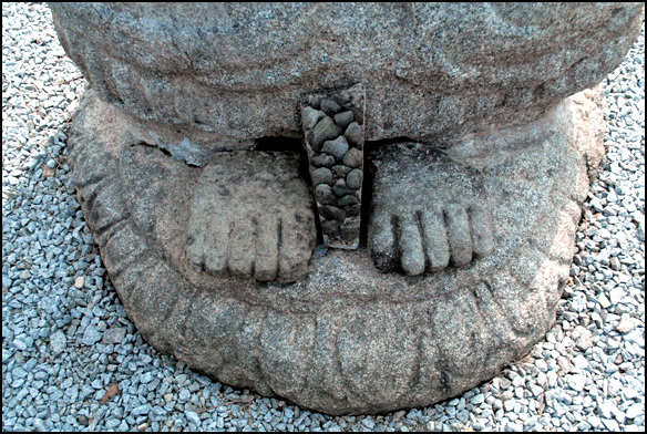 송불암 미륵불의 발은 몸에서 떨어져 따로 조각이 되어있다