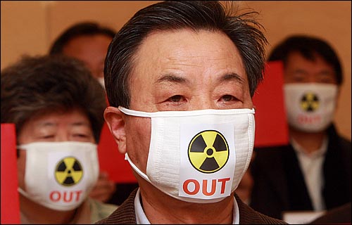 2011년 3월 17일 오전 서울 중구 정동 환경재단 레이첼카슨홀에서 열린 '후쿠시마 원전 폭발 각계인사 77인 긴급 기자회견'에서 참석자들이 국내 원자력 확대 정책에 대한 전면 재검토와 신규 원전 건설계획 중단을 요구하고 있다. 